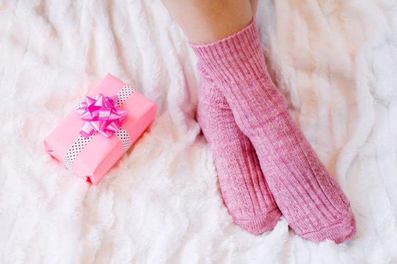 Minh họa cách làm túi thơm từ hoa oải hương khô, gợi ý quà tặng thủ công ý nghĩa cho ngày sinh nhật 10 tháng 6 liên quan đến hoa biểu tượng của cung Song Tử.